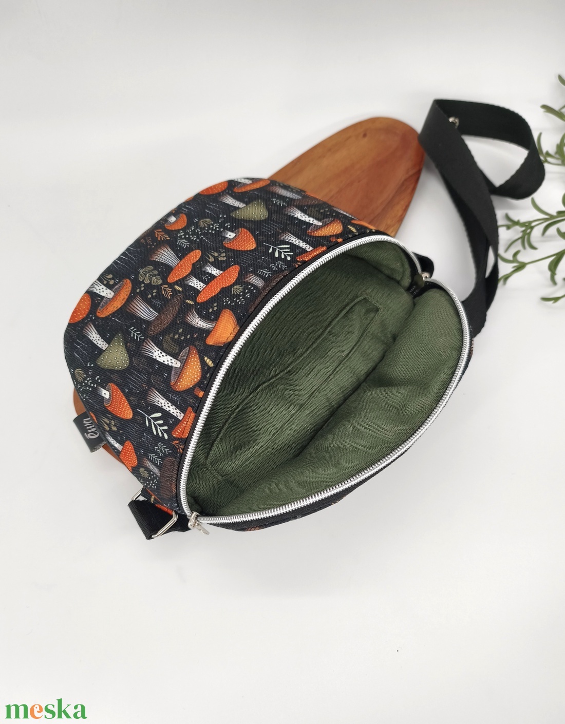 Emily crossbody Mini méret gombák fekete alapon - táska & tok - kézitáska & válltáska - vállon átvethető táska - Meska.hu