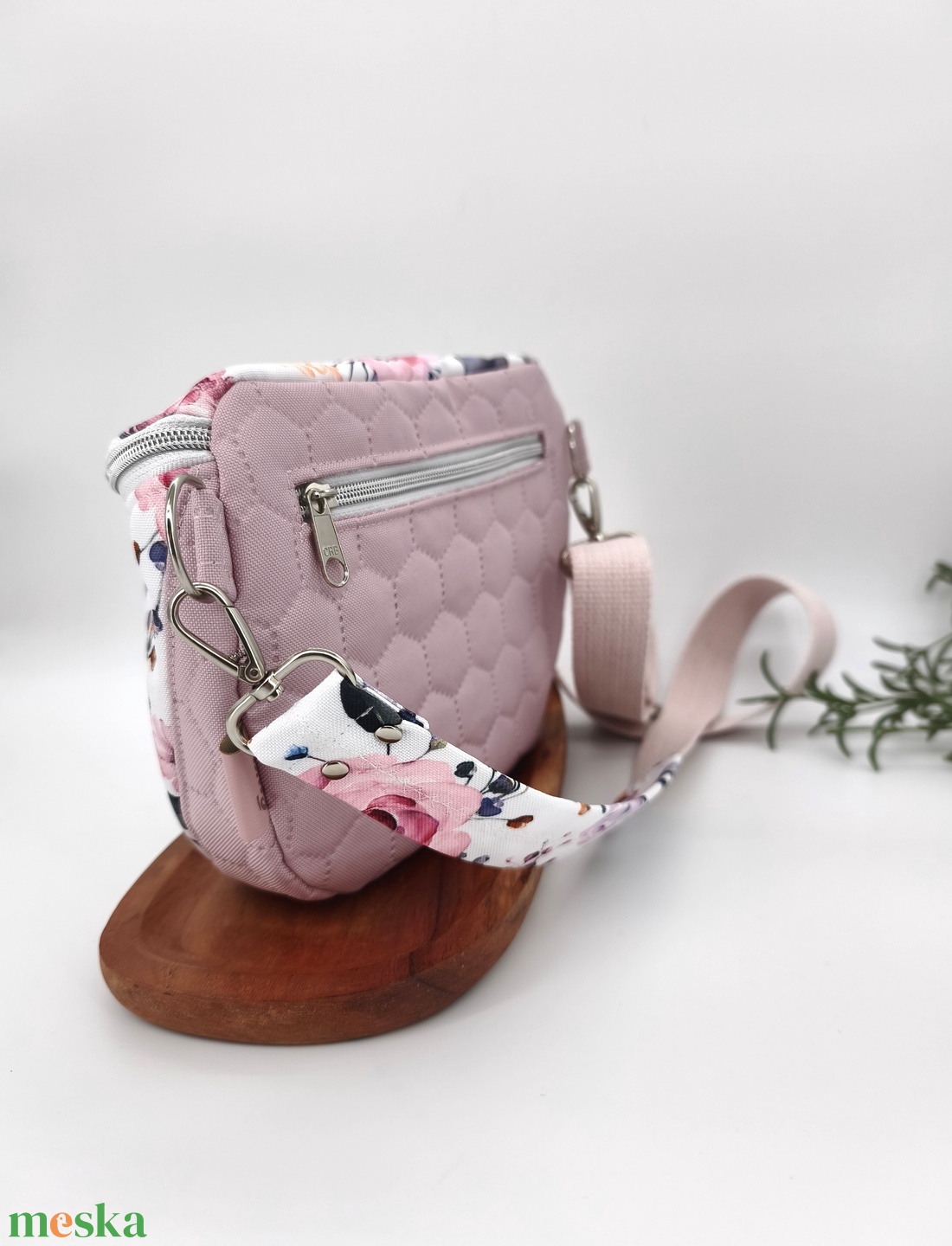 Emily crossbody / oldaltáska Virágok mályva hátoldal kisebb fazon - táska & tok - kézitáska & válltáska - vállon átvethető táska - Meska.hu