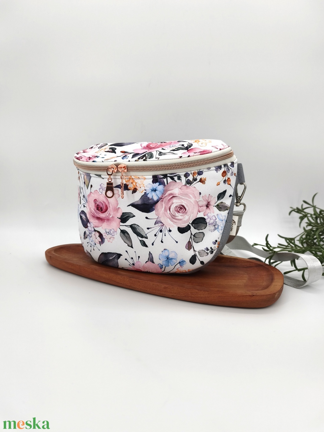 Emily crossbody / oldaltáska Virágok szürke hátoldal kisebb fazon - táska & tok - kézitáska & válltáska - vállon átvethető táska - Meska.hu