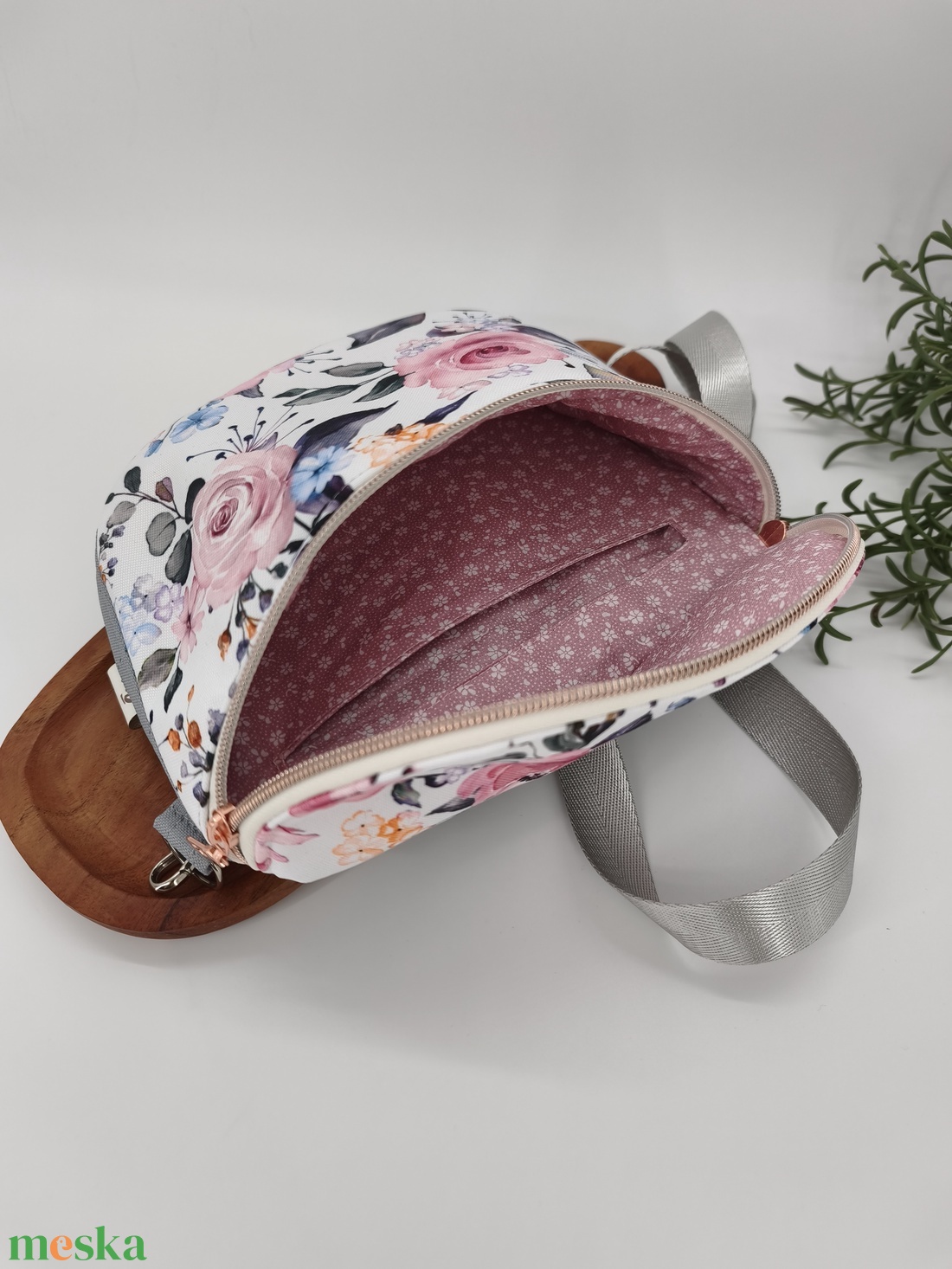 Emily crossbody / oldaltáska Virágok szürke hátoldal kisebb fazon - táska & tok - kézitáska & válltáska - vállon átvethető táska - Meska.hu