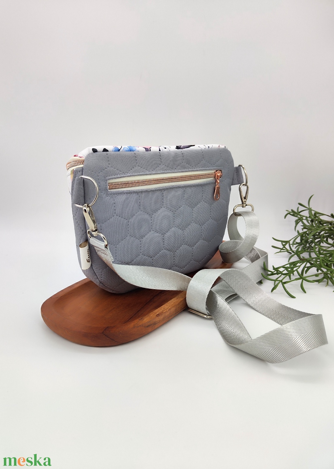 Emily crossbody / oldaltáska Virágok szürke hátoldal kisebb fazon - táska & tok - kézitáska & válltáska - vállon átvethető táska - Meska.hu