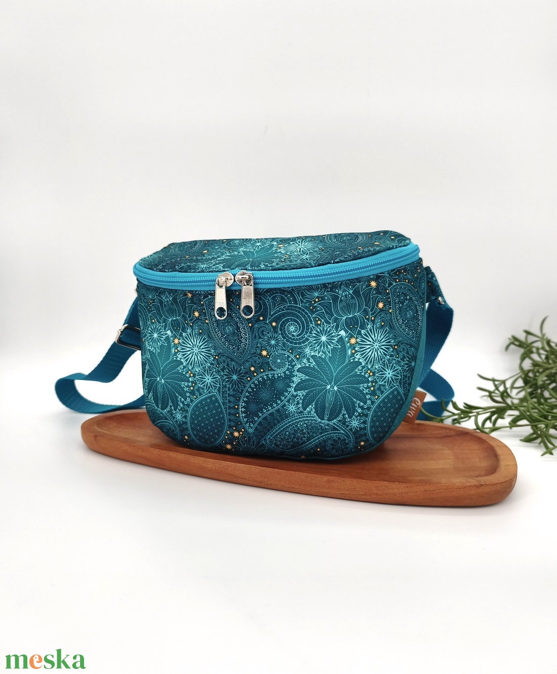 Emily crossbody / oldaltáska Türkizzöld virágok kisebb fazon - táska & tok - kézitáska & válltáska - vállon átvethető táska - Meska.hu