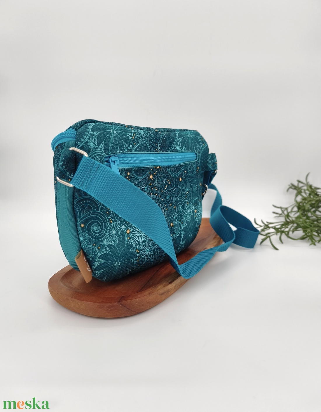 Emily crossbody / oldaltáska Türkizzöld virágok kisebb fazon - táska & tok - kézitáska & válltáska - vállon átvethető táska - Meska.hu