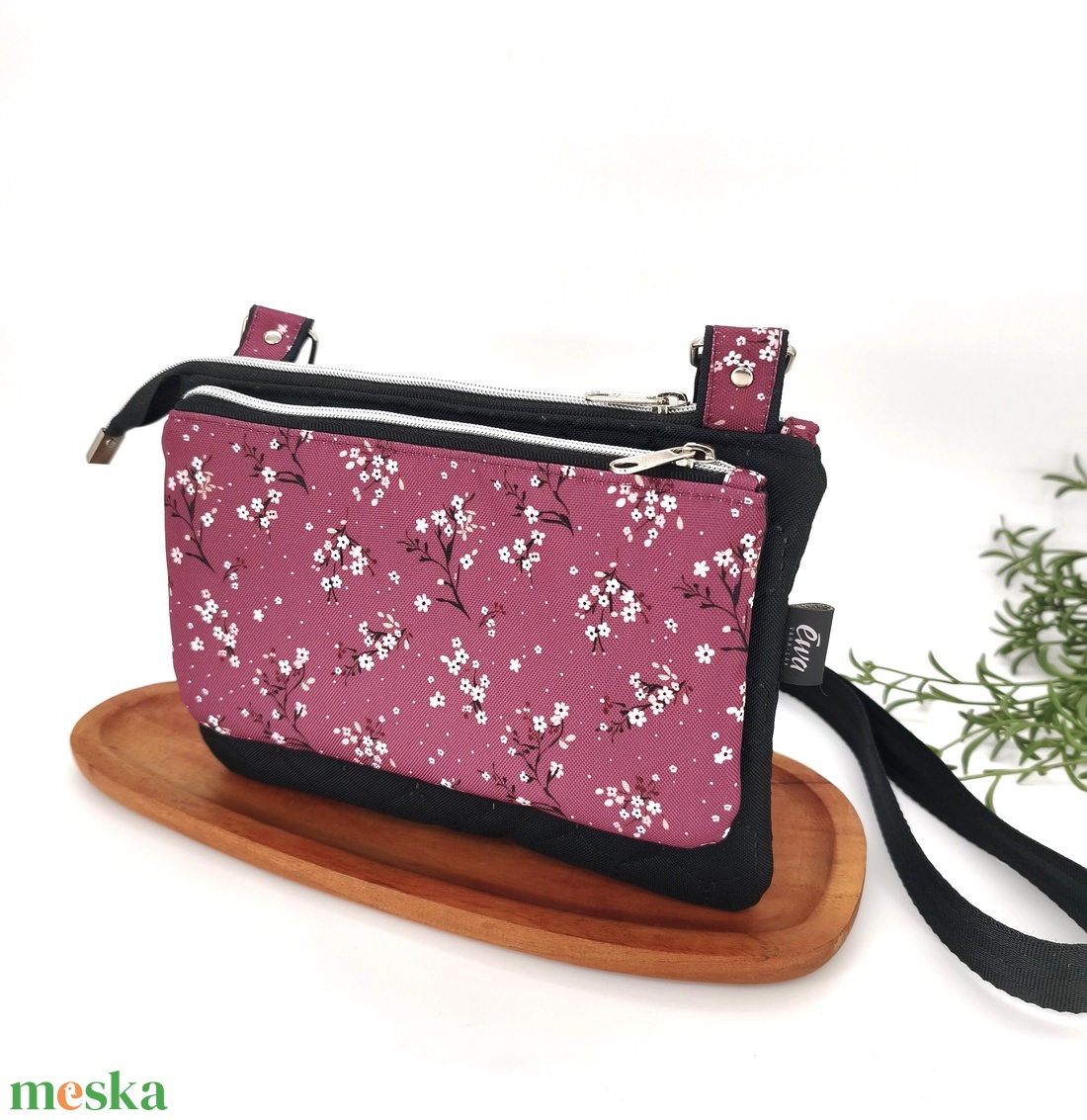 Ikertáska - dupla rekesszel, mályva alapon virágok, fekete alap - táska & tok - kézitáska & válltáska - vállon átvethető táska - Meska.hu