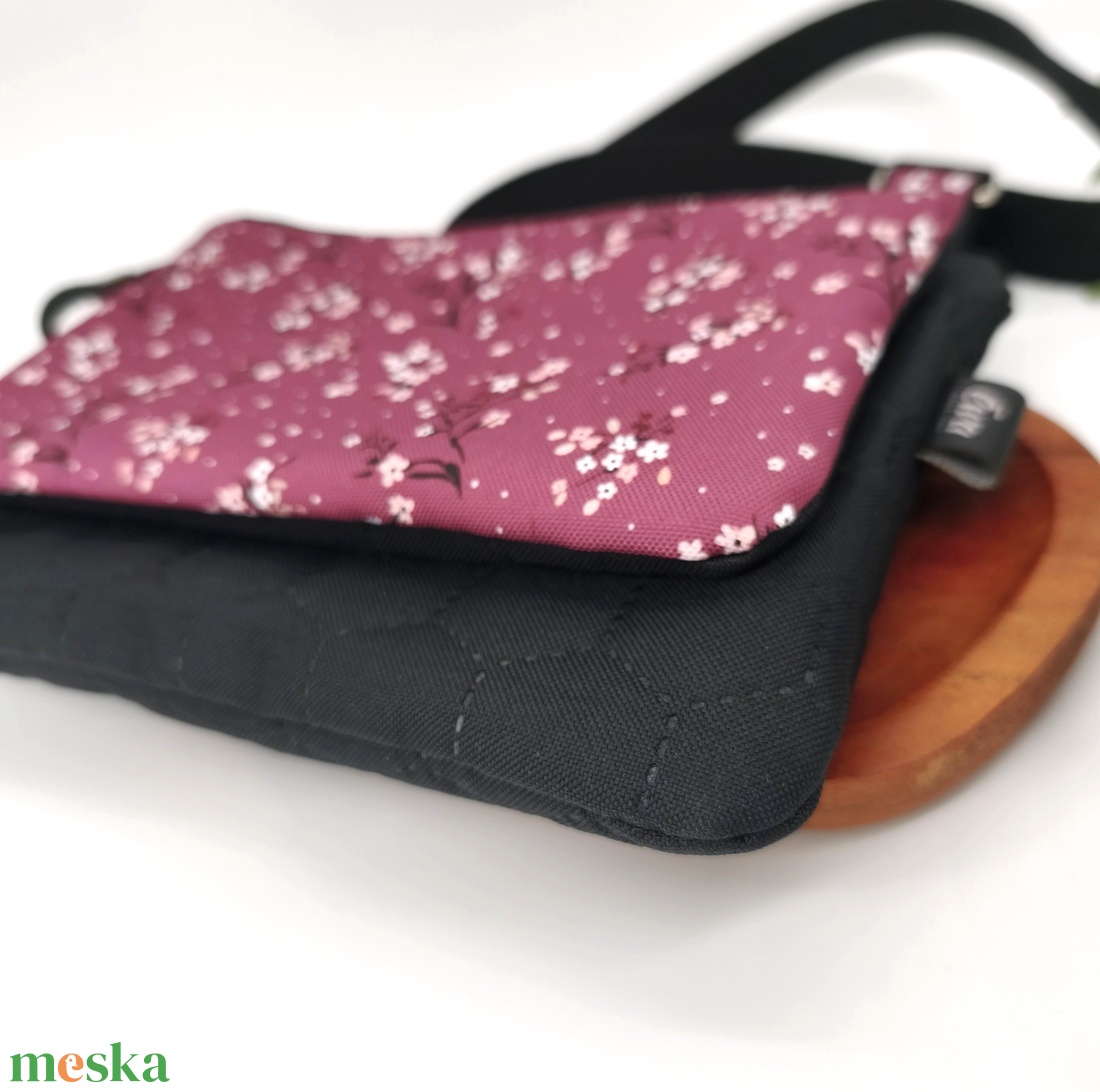 Ikertáska - dupla rekesszel, mályva alapon virágok, fekete alap - táska & tok - kézitáska & válltáska - vállon átvethető táska - Meska.hu