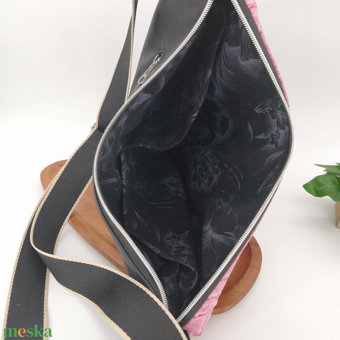 Félkör oldaltáska egyedi, rózsaszín-fekete - táska & tok - kézitáska & válltáska - vállon átvethető táska - Meska.hu