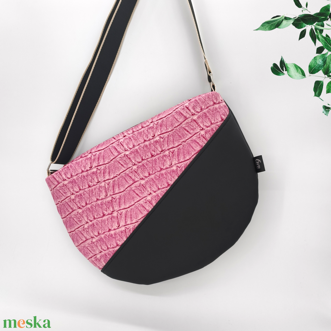 Félkör oldaltáska egyedi, rózsaszín-fekete - táska & tok - kézitáska & válltáska - vállon átvethető táska - Meska.hu