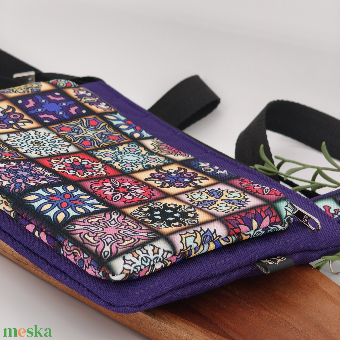 Ikertáska, lila válltáska - dupla rekesszel, lila alapon mozaik minta  - táska & tok - kézitáska & válltáska - vállon átvethető táska - Meska.hu