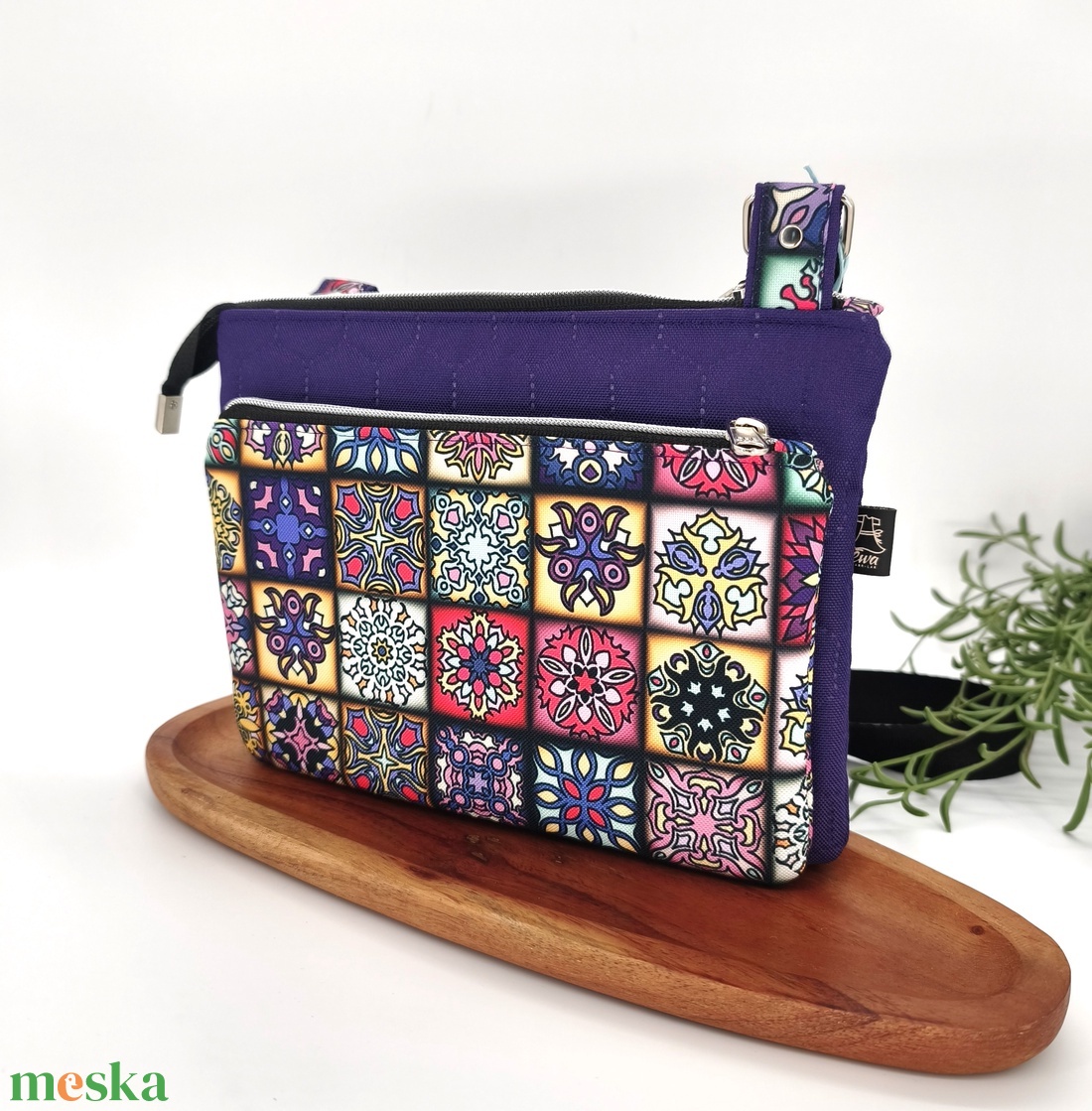 Ikertáska, lila válltáska - dupla rekesszel, lila alapon mozaik minta  - táska & tok - kézitáska & válltáska - vállon átvethető táska - Meska.hu
