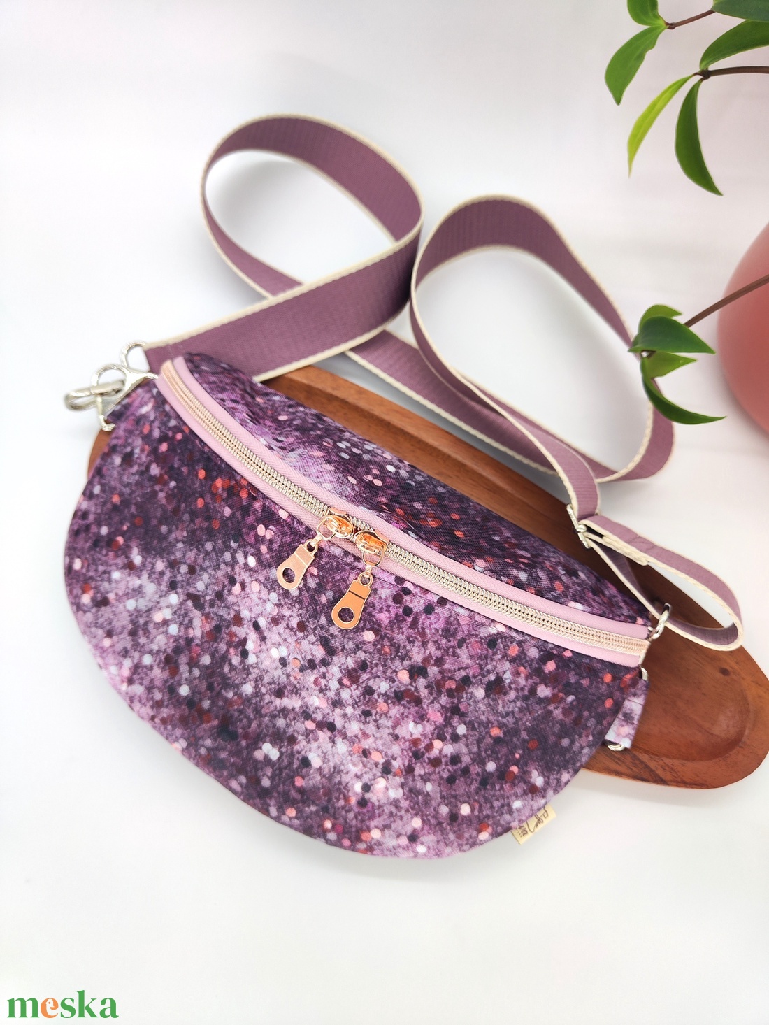 Övtáska, crossbody rózsaszín, mályva gyöngyös minta - táska & tok - övtáska - Meska.hu