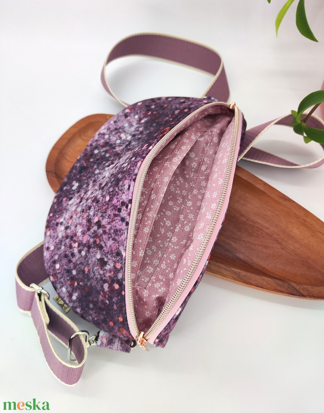 Övtáska, crossbody rózsaszín, mályva gyöngyös minta - táska & tok - övtáska - Meska.hu
