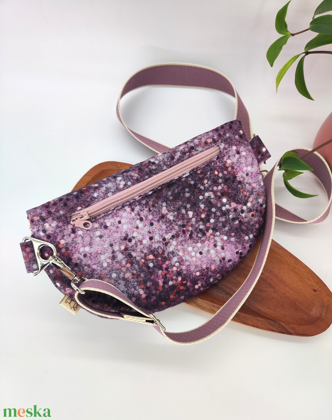 Övtáska, crossbody rózsaszín, mályva gyöngyös minta - táska & tok - övtáska - Meska.hu