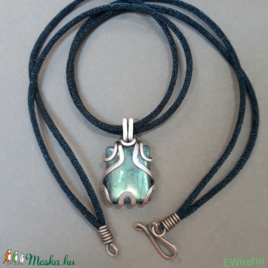 Réz medál, zöld labradorit ásványékszer, drótékszer, egyedi kézműves drótmedál -  - Meska.hu