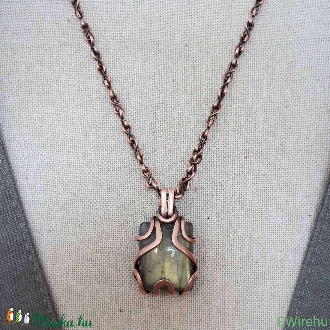 Réz medál, zöld labradorit ásványékszer, drótékszer, egyedi kézműves drótmedál -  - Meska.hu