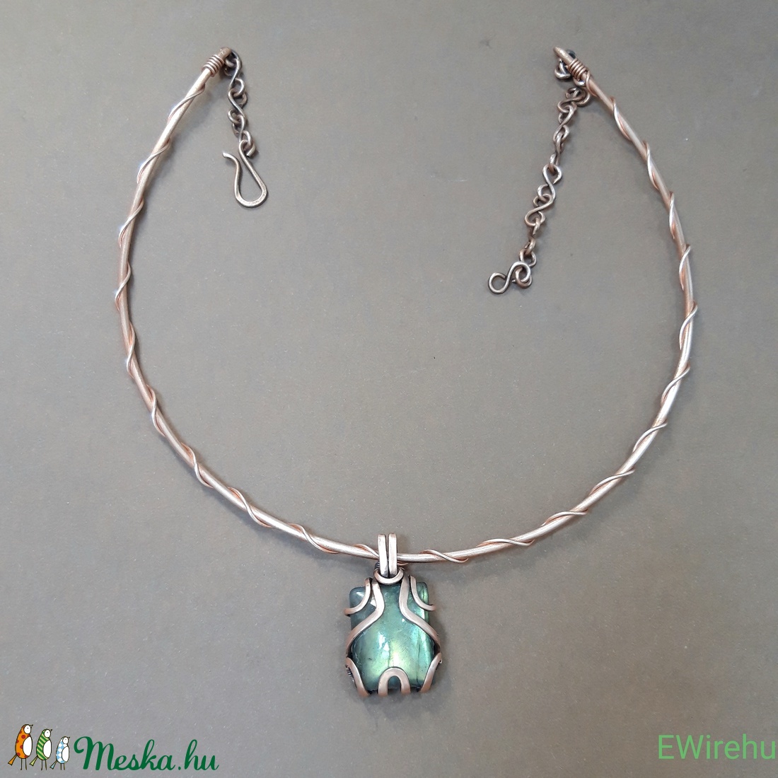 Réz medál, zöld labradorit ásványékszer, drótékszer, egyedi kézműves drótmedál -  - Meska.hu