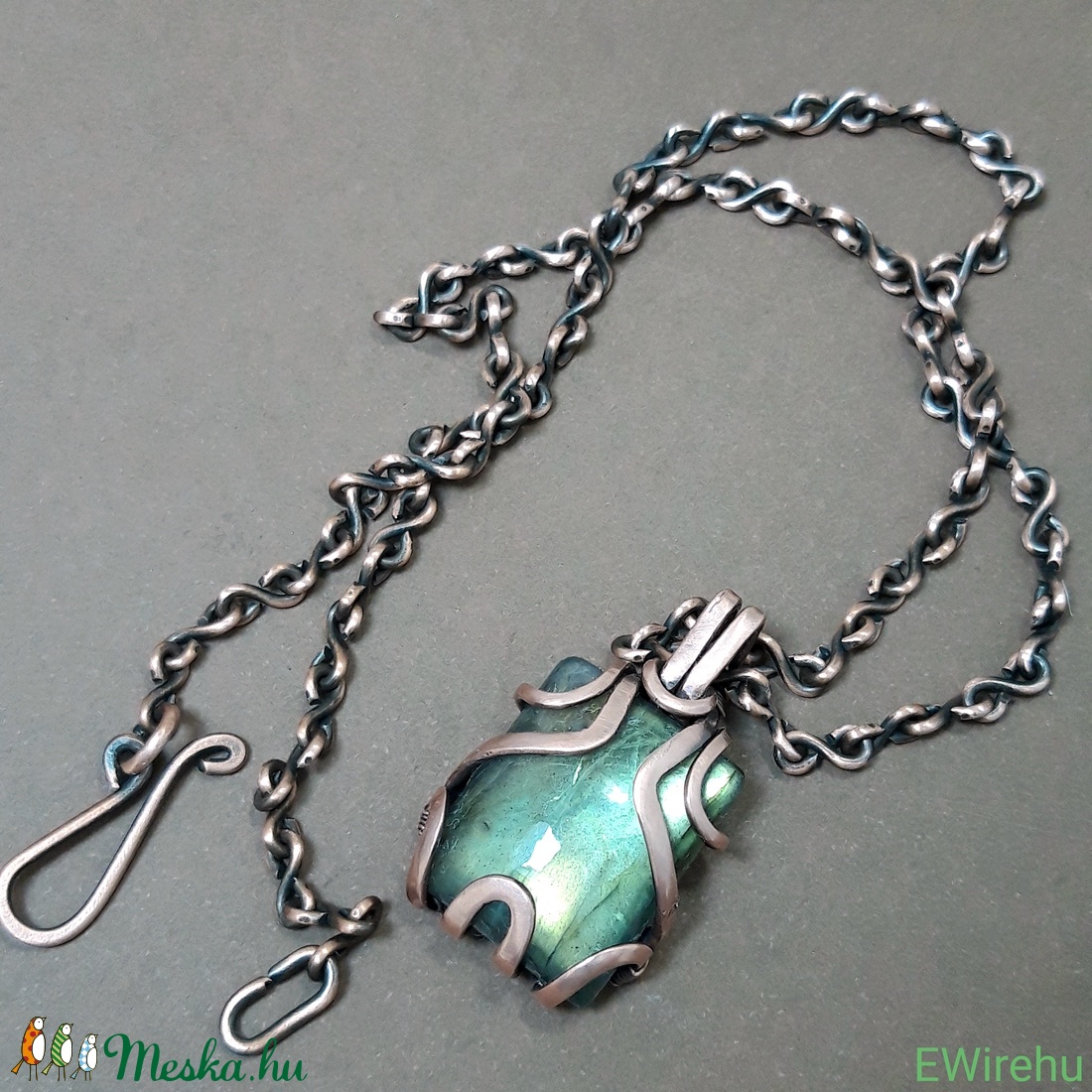 Réz medál, zöld labradorit ásványékszer, drótékszer, egyedi kézműves drótmedál -  - Meska.hu