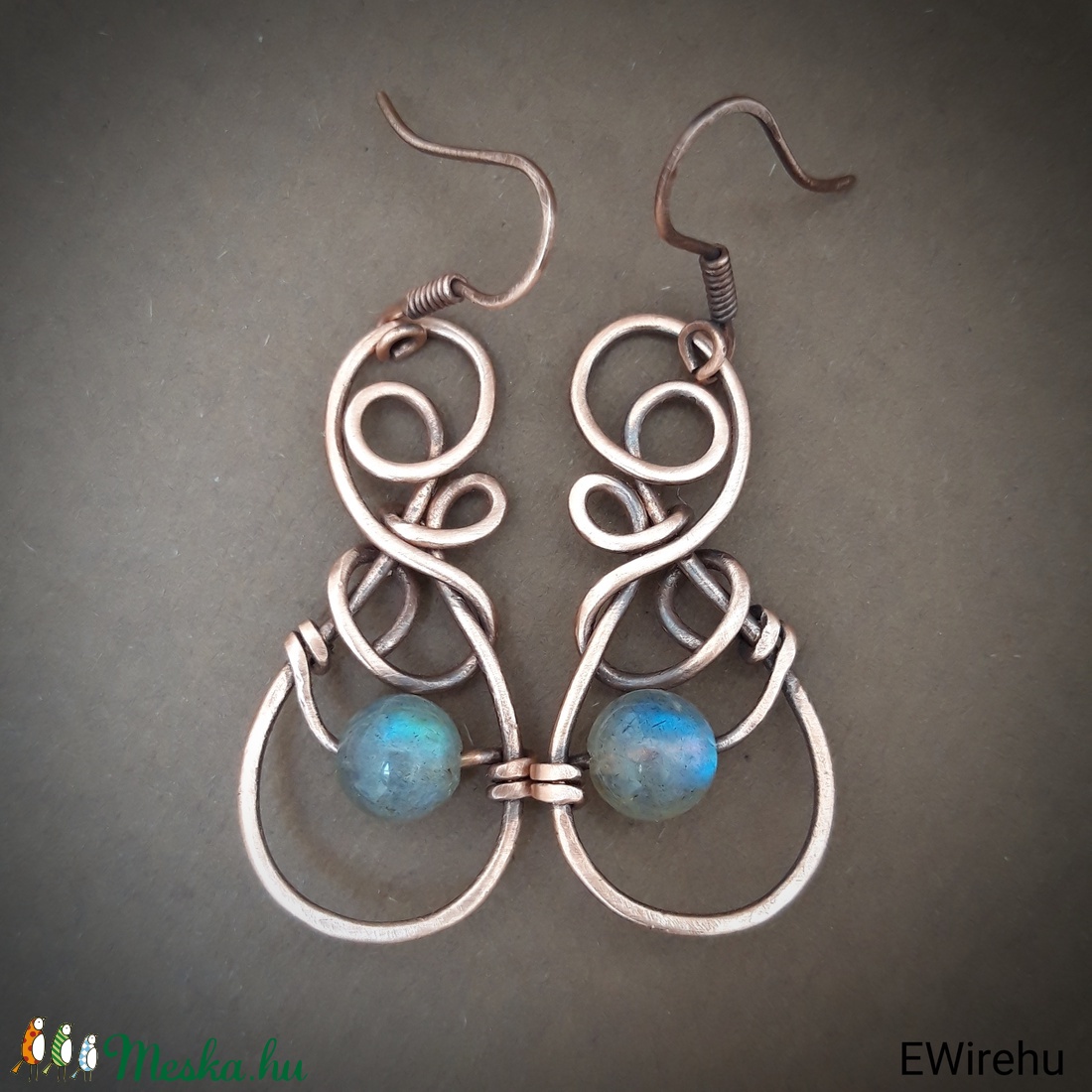 Réz fülbevaló, kék labradorit ásványékszer, vörösréz drót fülbevaló, drótékszer, ásvány fülbevaló -  - Meska.hu