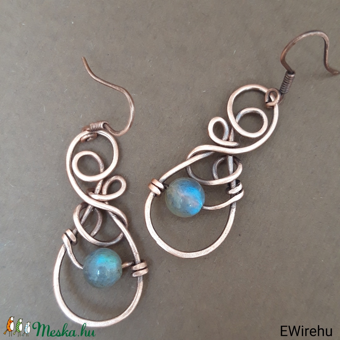 Réz fülbevaló, kék labradorit ásványékszer, vörösréz drót fülbevaló, drótékszer, ásvány fülbevaló -  - Meska.hu
