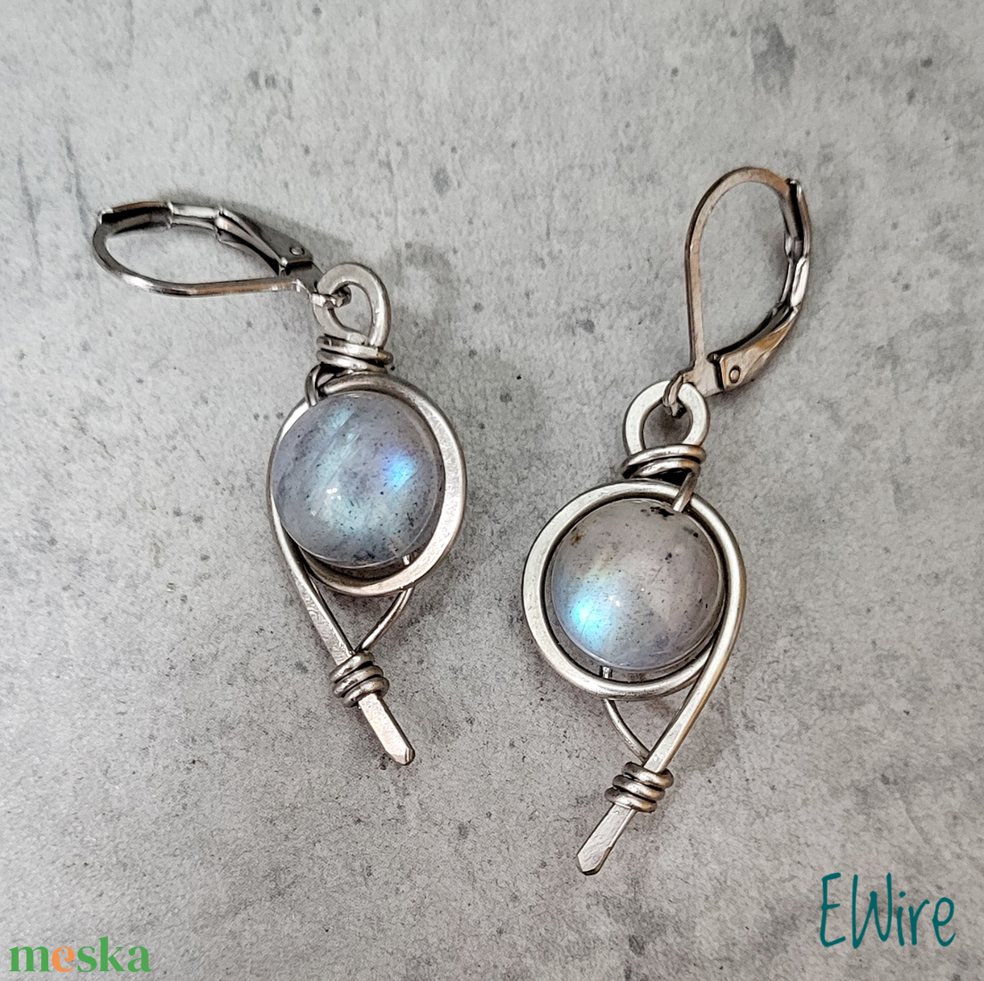 Orvosi fém lógós fülbevaló labradorit ásványgolyóval - ékszer - fülbevaló - lógó fülbevaló - Meska.hu
