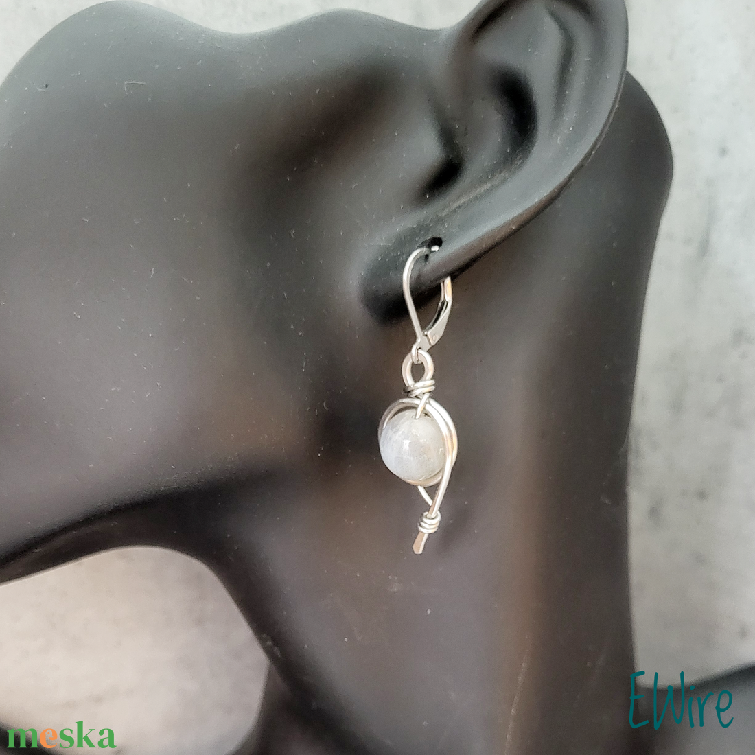 Orvosi fém lógós fülbevaló labradorit ásványgolyóval - ékszer - fülbevaló - lógó fülbevaló - Meska.hu