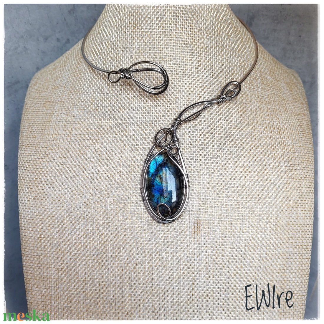 Kék labradorit nyakék, aszimmetrikus, nyitott orvosi fém nyaklánc - ékszer - nyaklánc - statement nyaklánc - Meska.hu