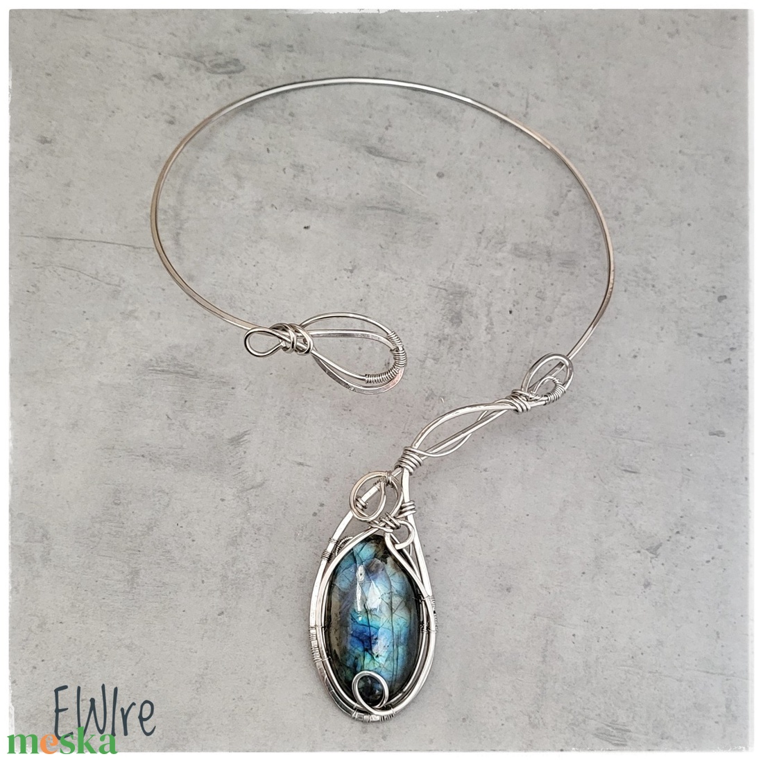 Kék labradorit nyakék, aszimmetrikus, nyitott orvosi fém nyaklánc - ékszer - nyaklánc - statement nyaklánc - Meska.hu