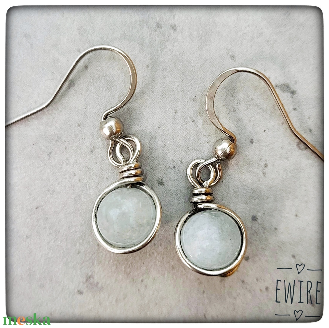 Vegyes ásványgolyós fülbevaló, kis ásványos orvosi fém fülbevaló 1 - ékszer - fülbevaló - lógós kerek fülbevaló - Meska.hu