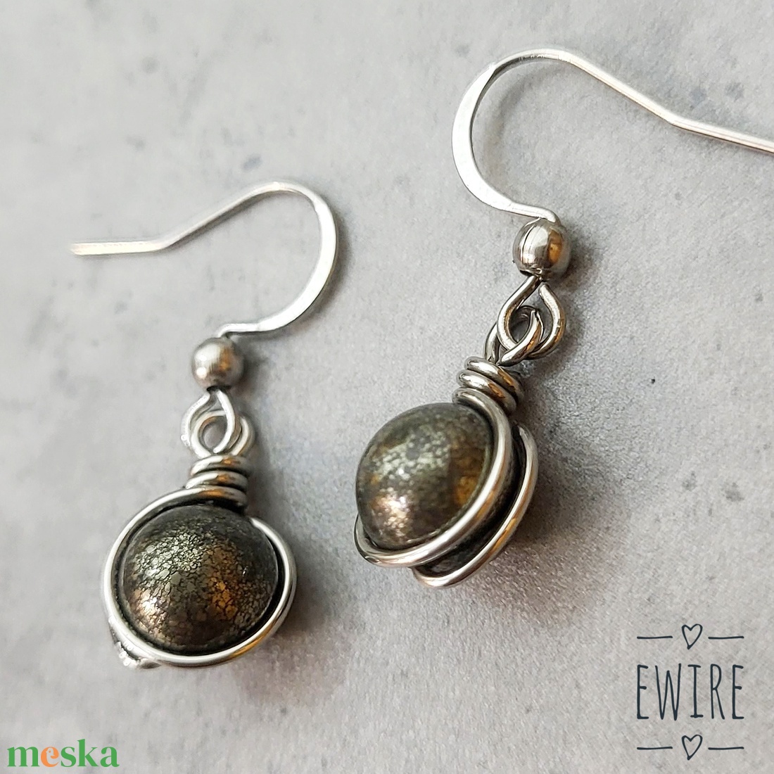 Vegyes ásványgolyós fülbevaló, kis ásványos orvosi fém fülbevaló 2 - ékszer - fülbevaló - lógós kerek fülbevaló - Meska.hu