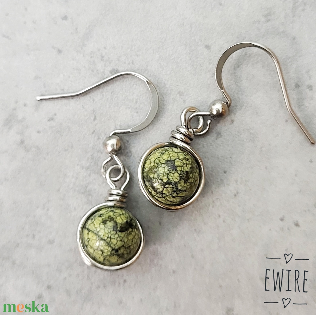 Vegyes ásványgolyós fülbevaló, kis ásványos orvosi fém fülbevaló 2 - ékszer - fülbevaló - lógós kerek fülbevaló - Meska.hu