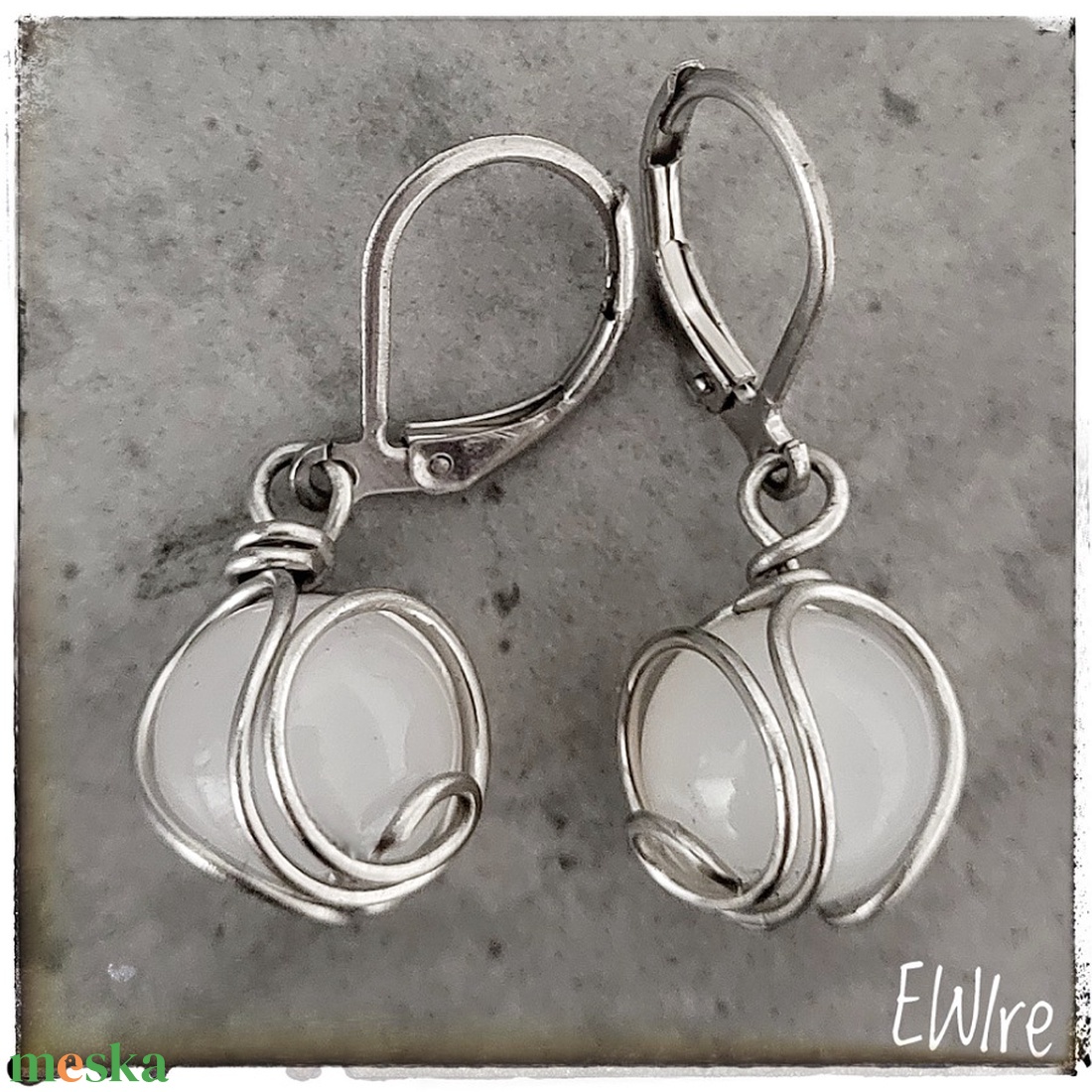 Fehér achát fülbevaló, Orvosi fém fülbevaló, drót fülbevaló, ásványgolyós fülbevaló - ékszer - fülbevaló - lógós kerek fülbevaló - Meska.hu