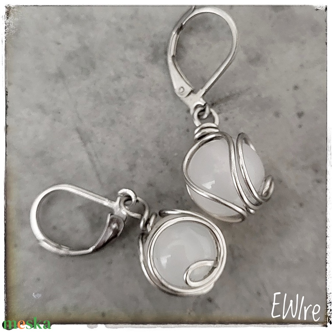 Fehér achát fülbevaló, Orvosi fém fülbevaló, drót fülbevaló, ásványgolyós fülbevaló - ékszer - fülbevaló - lógós kerek fülbevaló - Meska.hu