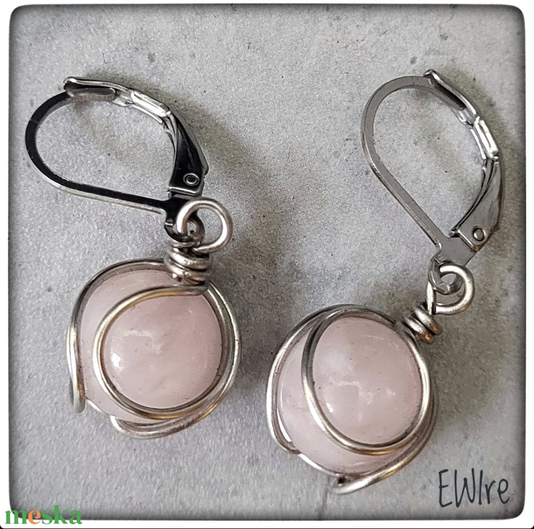 Rózsakvarc fülbevaló, Orvosi fém fülbevaló, drótékszer, ásványgolyós fülbevaló - ékszer - fülbevaló - lógós kerek fülbevaló - Meska.hu