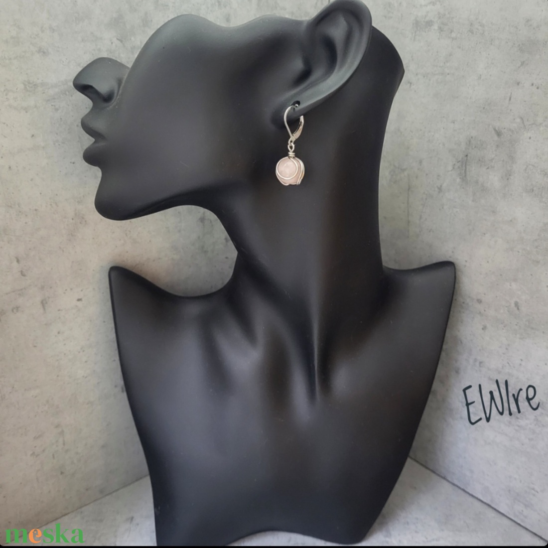 Rózsakvarc fülbevaló, Orvosi fém fülbevaló, drótékszer, ásványgolyós fülbevaló - ékszer - fülbevaló - lógós kerek fülbevaló - Meska.hu