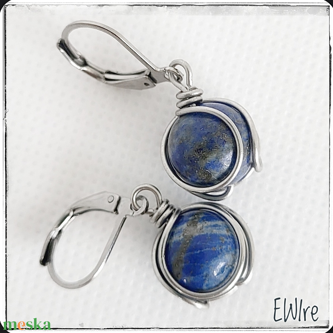 Lápisz lazuli orvosi fém fülbevaló ásványgolyóval, ásvány fülbevaló, golyós fülbevaló, drót fülbevaló - ékszer - fülbevaló - lógós kerek fülbevaló - Meska.hu