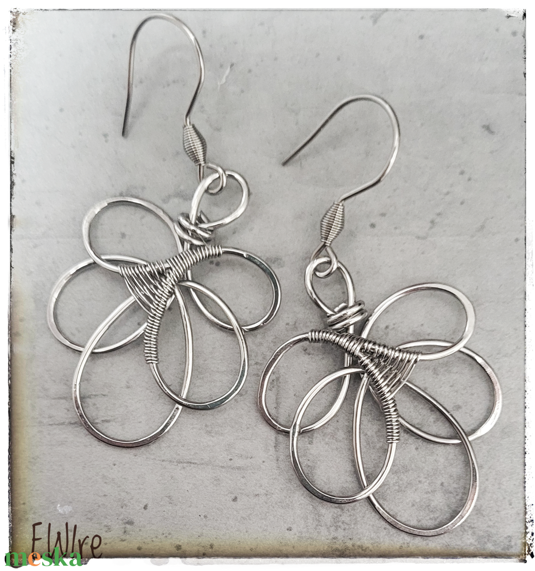 Orvosi fém fantázia fülbevaló, virág, levél - ékszer - fülbevaló - lógó fülbevaló - Meska.hu