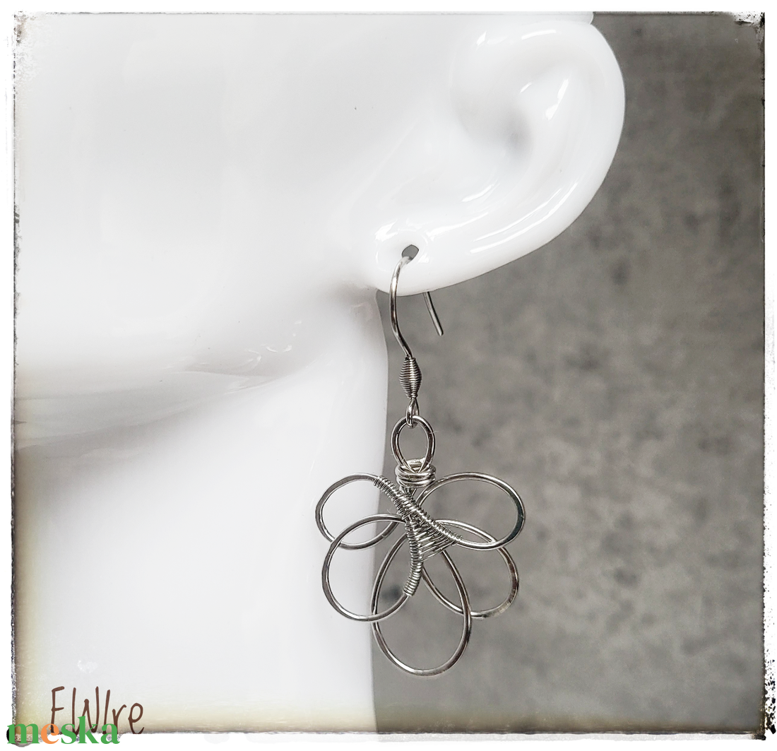 Orvosi fém fantázia fülbevaló, virág, levél - ékszer - fülbevaló - lógó fülbevaló - Meska.hu