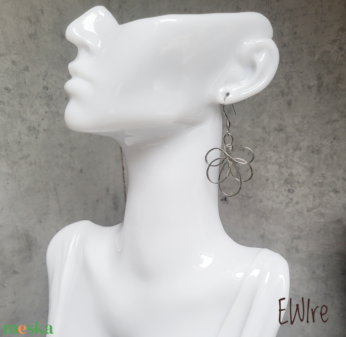 Orvosi fém fantázia fülbevaló, virág, levél - ékszer - fülbevaló - lógó fülbevaló - Meska.hu