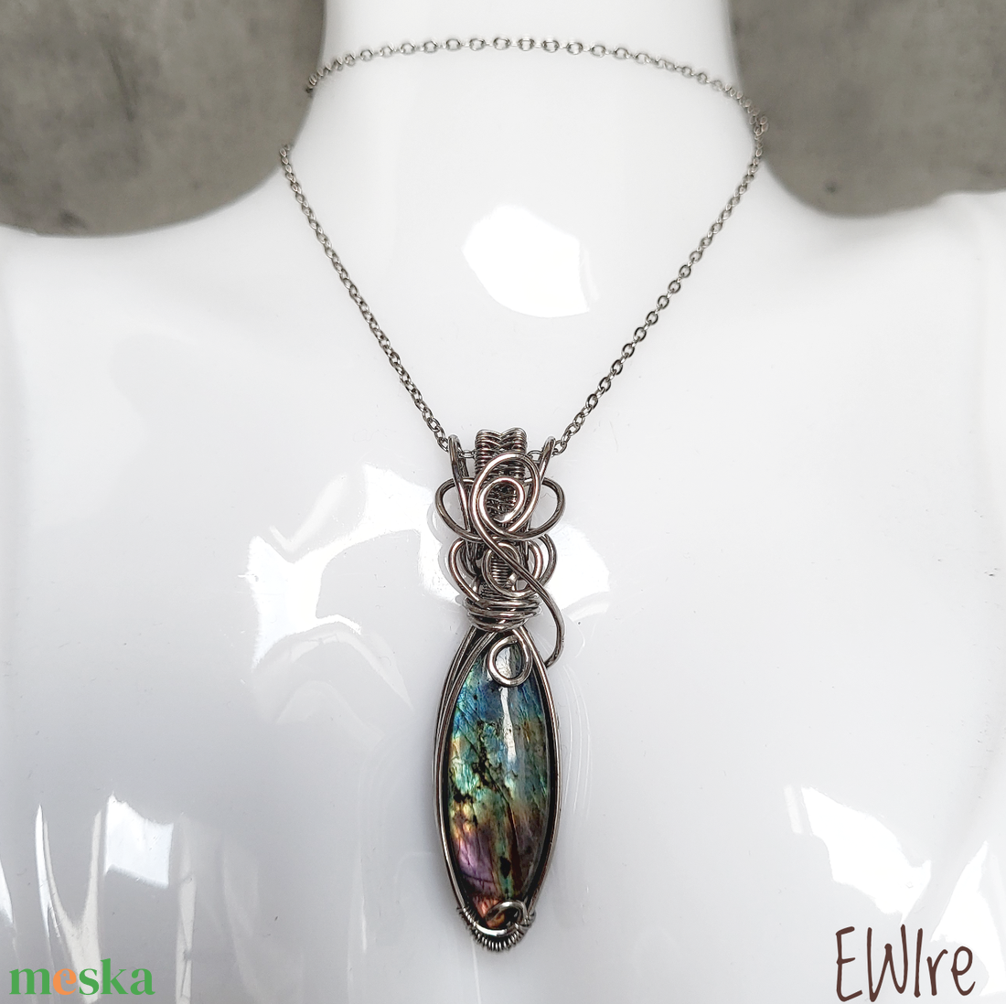 Színes labradorit orvosi fémben, labradorit ásvány medál, drótékszer - ékszer - nyaklánc - medál - Meska.hu