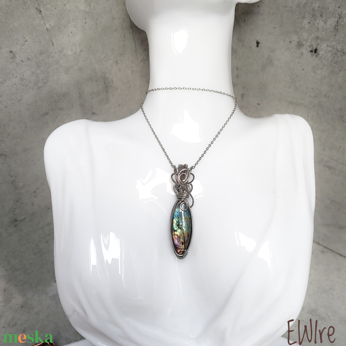 Színes labradorit orvosi fémben, labradorit ásvány medál, drótékszer - ékszer - nyaklánc - medál - Meska.hu