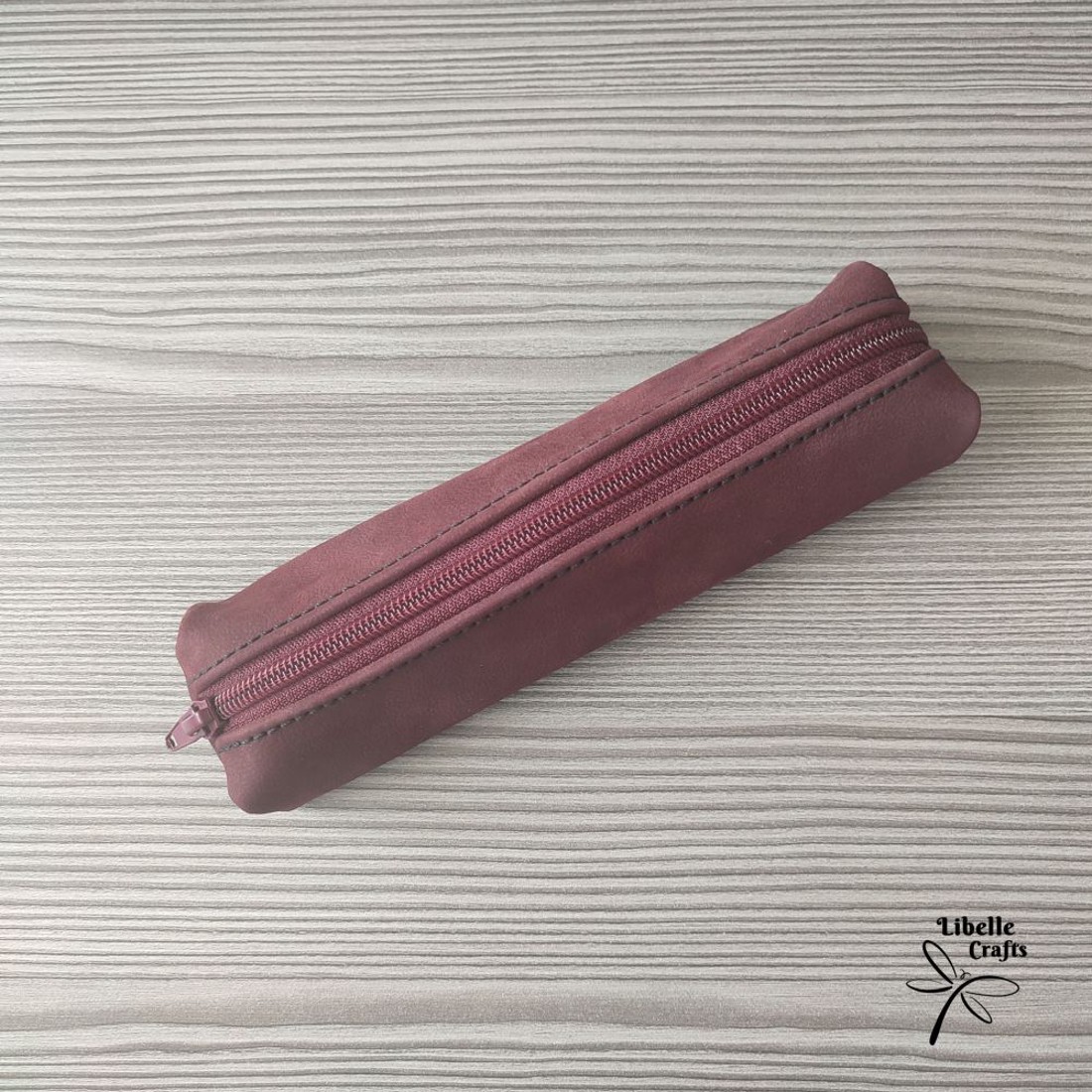 Bordó bőrből készült tolltartó - otthon & életmód - papír, írószer - tolltartó & ceruzatekercs - Meska.hu