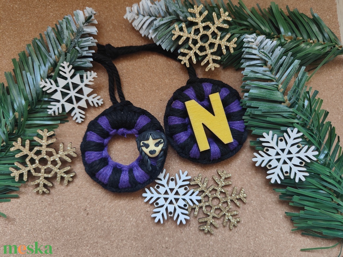 Wednesday, Nevermore Stílusú makramé karácsonyfadísz - karácsony - karácsonyi lakásdekoráció - karácsonyfadíszek - Meska.hu