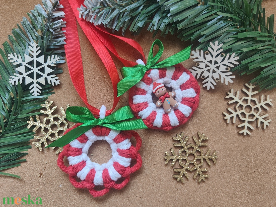 Amerikai Stílusú makramé karácsonyfadísz Mézi figurával - karácsony - karácsonyi lakásdekoráció - karácsonyfadíszek - Meska.hu
