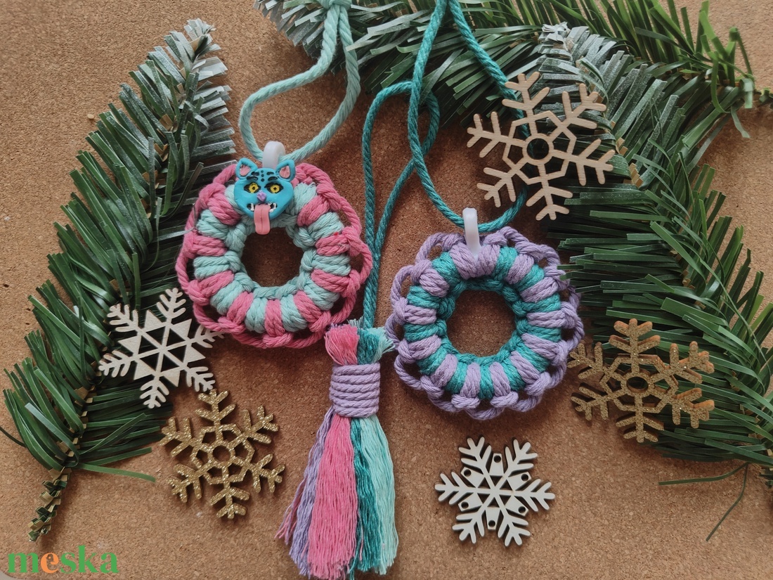 Demon Hunters Stílusú makramé karácsonyfadísz - karácsony - karácsonyi lakásdekoráció - karácsonyfadíszek - Meska.hu