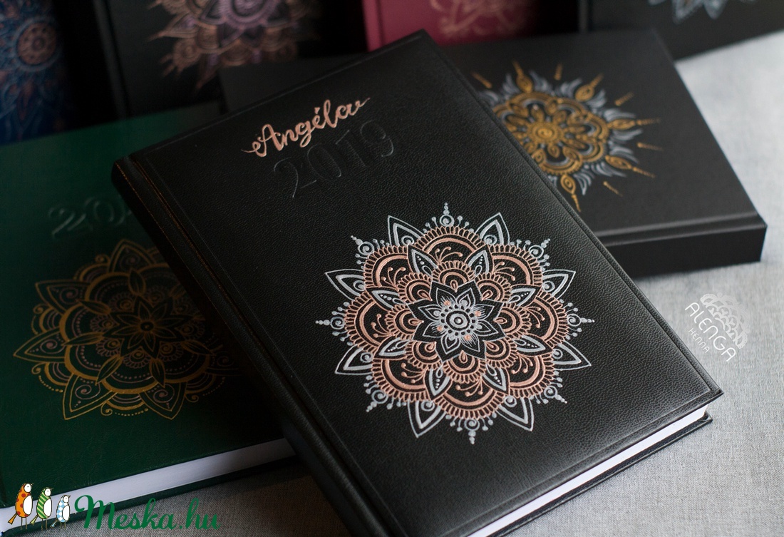 Rosegold+ezüst mandala mintás sötétkék határidőnapló, A/5-ös, napi beosztású, szabadkézzel festett egyedi napló - otthon & életmód - papír, írószer - jegyzetfüzet & napló - Meska.hu