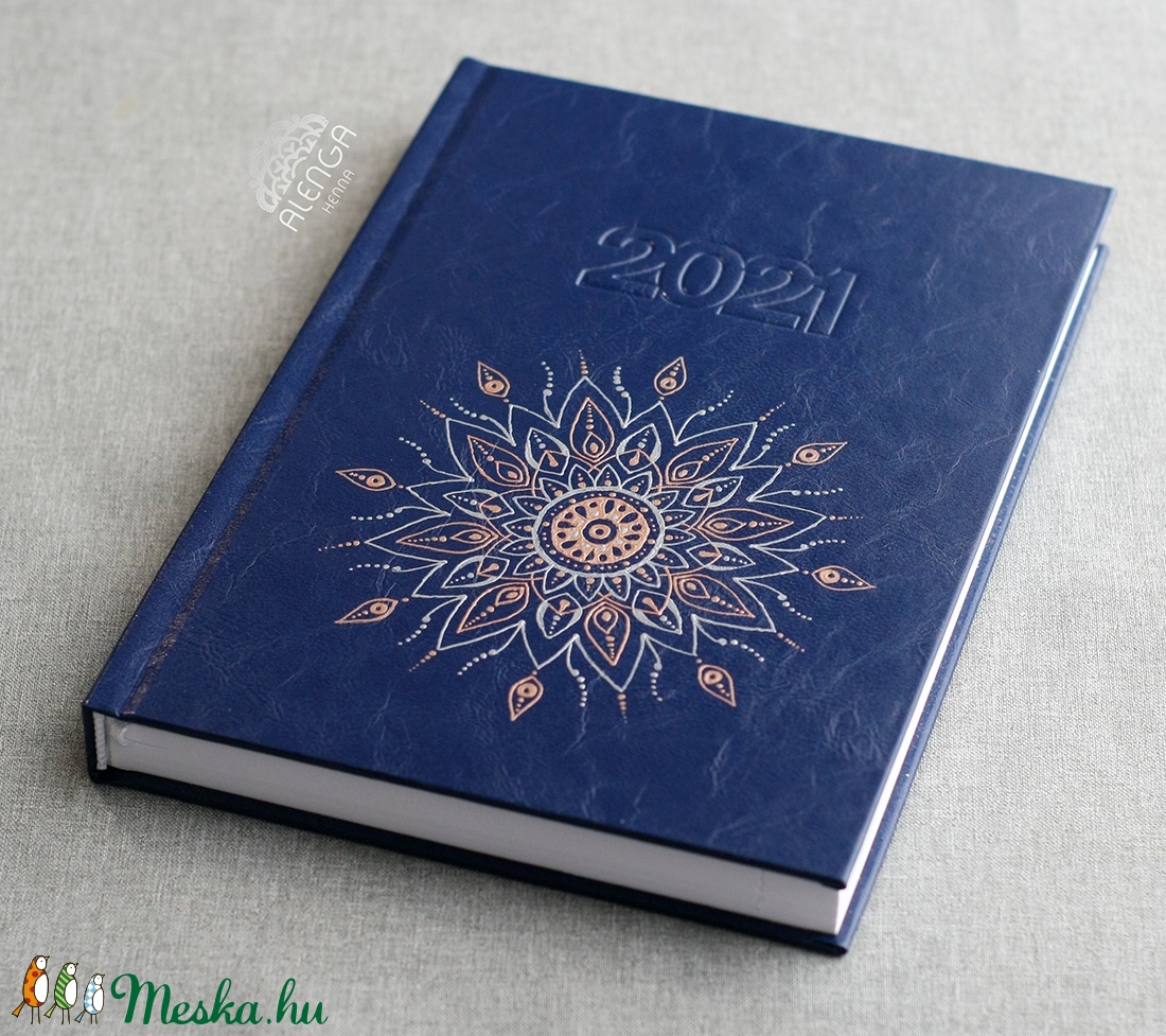 Rosegold+ezüst mandala mintás sötétkék határidőnapló, A/5-ös, napi beosztású, szabadkézzel festett egyedi napló - otthon & életmód - papír, írószer - jegyzetfüzet & napló - Meska.hu