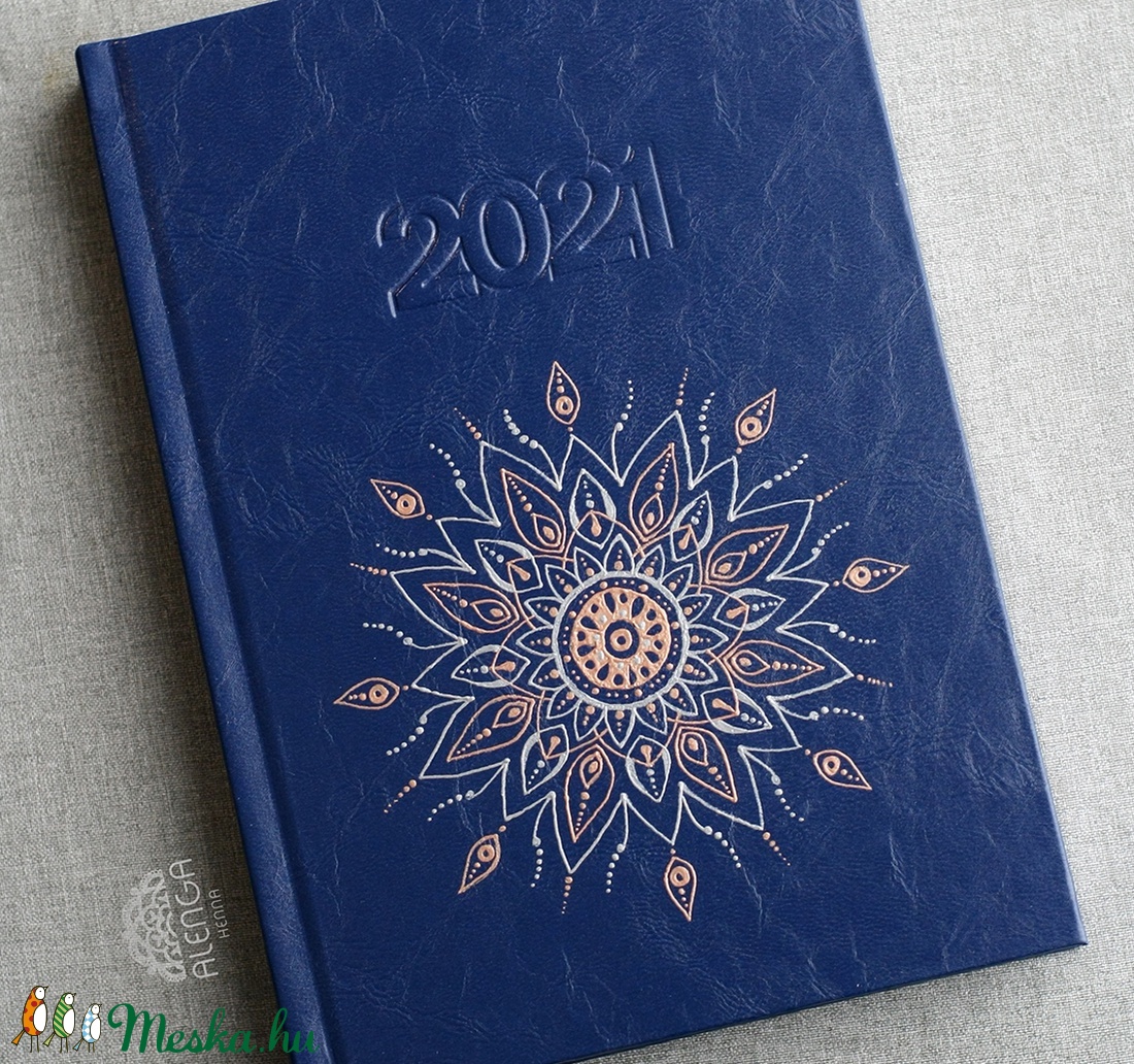 Rosegold+ezüst mandala mintás sötétkék határidőnapló, A/5-ös, napi beosztású, szabadkézzel festett egyedi napló - otthon & életmód - papír, írószer - jegyzetfüzet & napló - Meska.hu