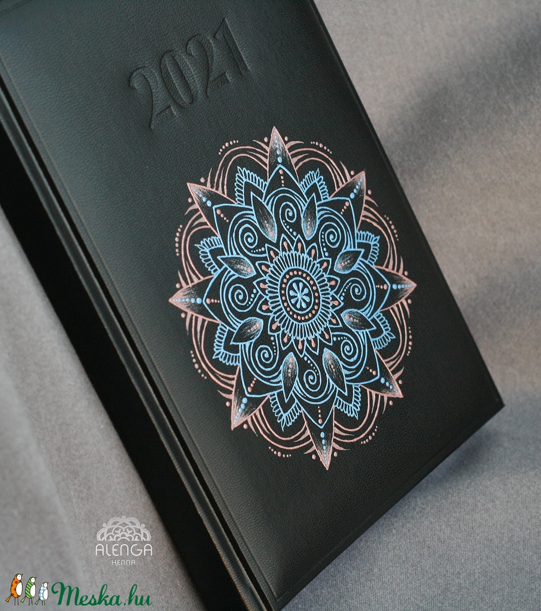Határidőnapló rosegold-kék mandala mintával, A/5-ös, napi beosztású, szabadkézzel festett egyedi napló - otthon & életmód - papír, írószer - jegyzetfüzet & napló - Meska.hu