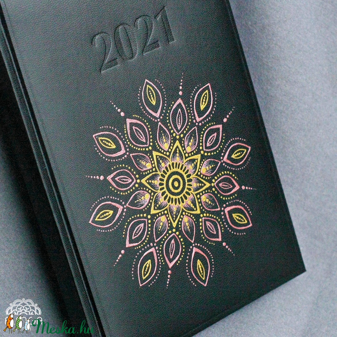 Határidőnapló arany és antik rózsaszín mandala mintával, A/5-ös, napi beosztású naptár, festett egyedi napló - otthon & életmód - papír, írószer - jegyzetfüzet & napló - Meska.hu