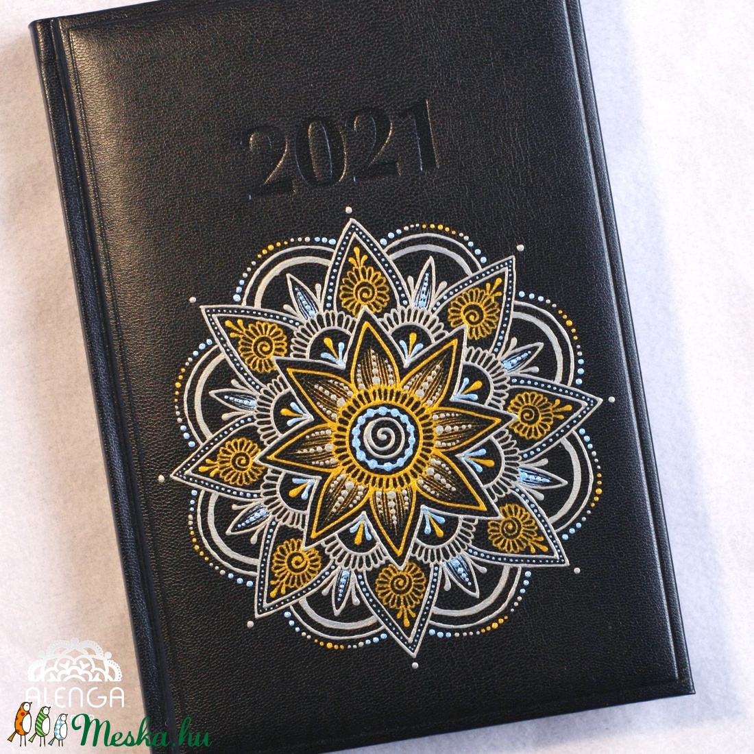 Határidőnapló arany-világoskék-ezüst mandala mintával, A/5-ös, napi beosztású naptár, szabadkézzel festett egyedi napló - otthon & életmód - papír, írószer - jegyzetfüzet & napló - Meska.hu