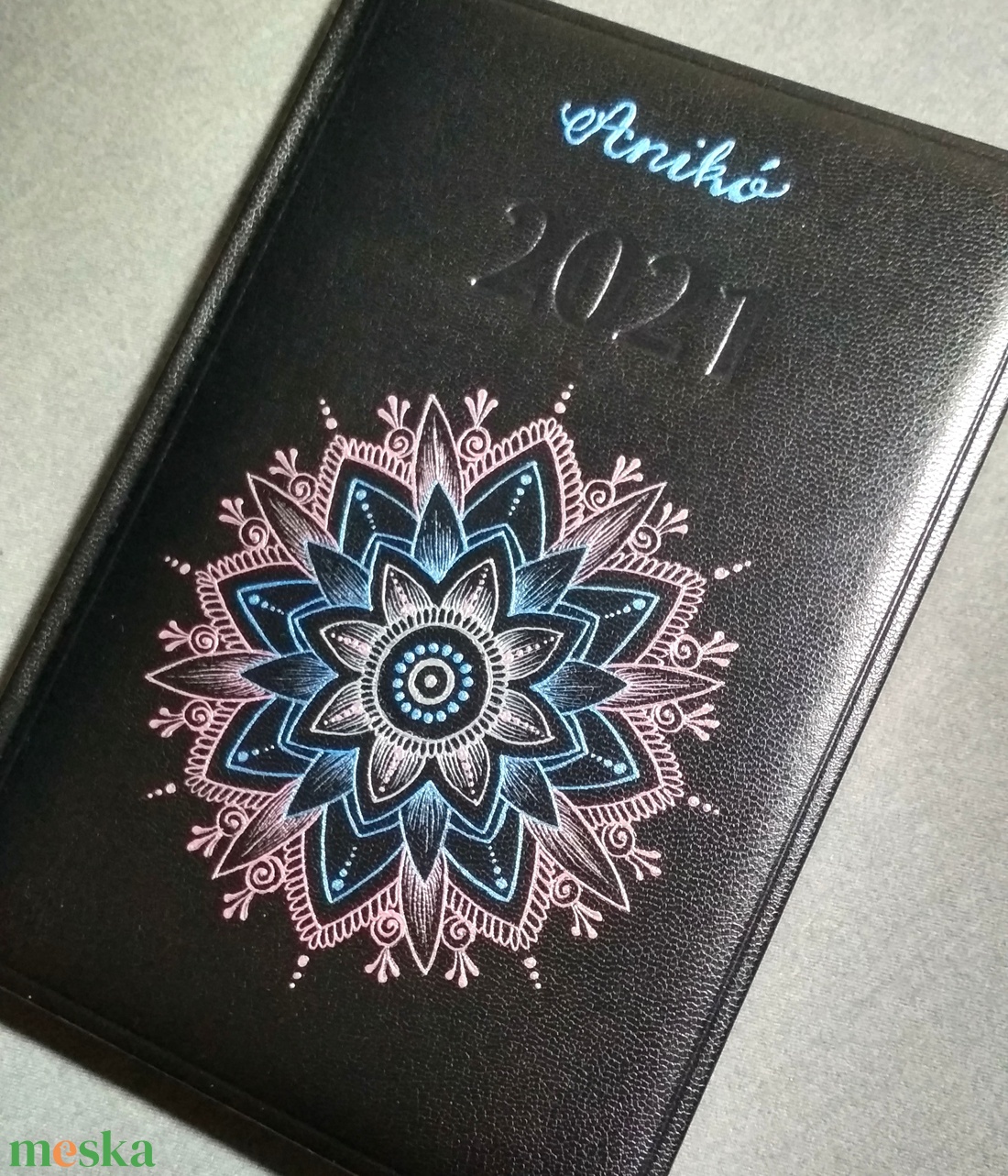 Határidőnapló A/5-ös napi beosztású mandala mintás határidőnapló, bordó színben, mandalás naptár, festett egyedi napló - otthon & életmód - papír, írószer - jegyzetfüzet & napló - Meska.hu